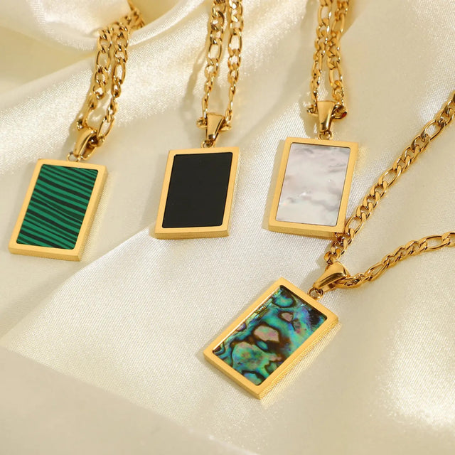 POLAR SQUARE NECKPIECE