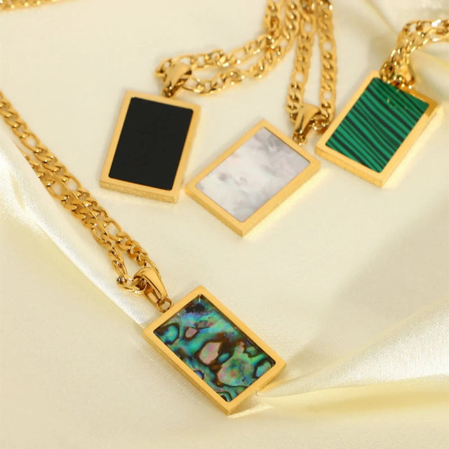 POLAR SQUARE NECKPIECE