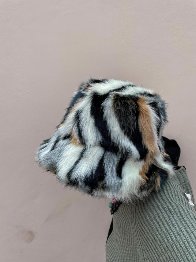 STRIPE FUR BUCKET HAT