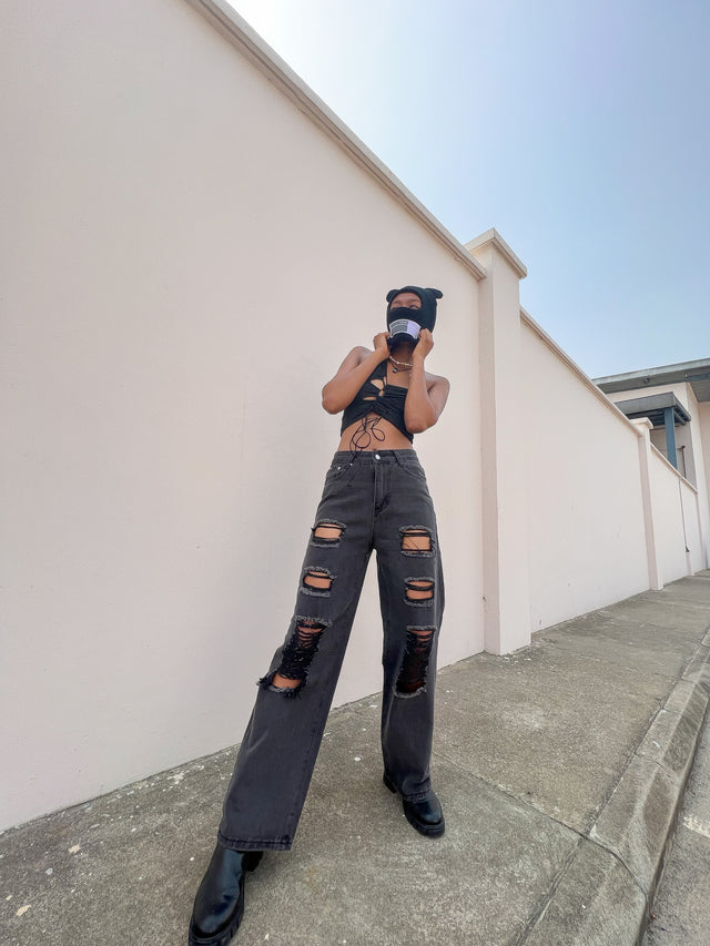 ASYMETRICAL RIPPED JEANS